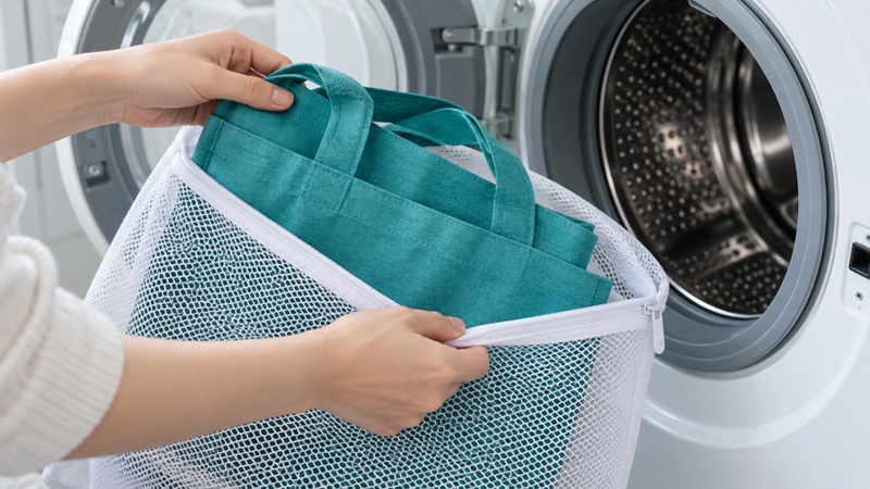 Túi vải không dệt được cho vào túi giặt lưới trước khi giặt máy