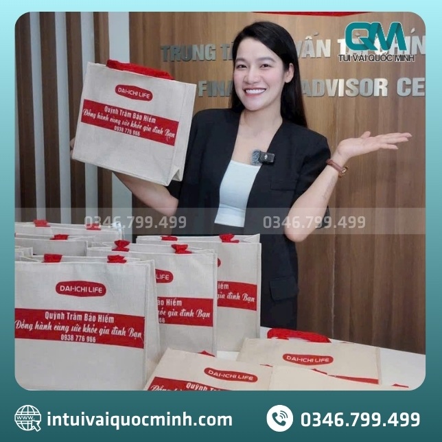 Xưởng sản xuất túi vải đay in logo Quỳnh Trâm Bảo Hiểm theo yêu cầu giá rẻ