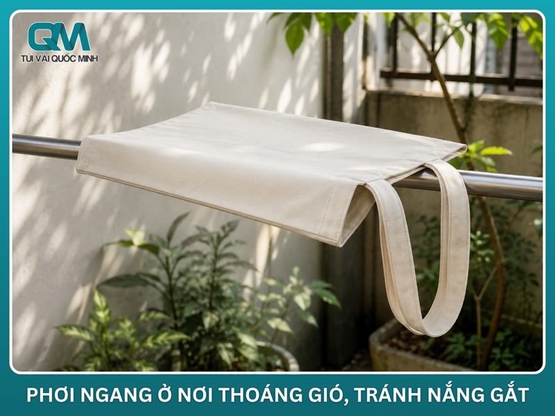 túi canvas được phơi nằm ngang trên sào ở nơi thoáng gió có bóng râm