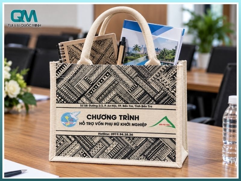 tài liệu hội nghị gồm sổ tay bút và brochure xếp bên trong túi vải canvas